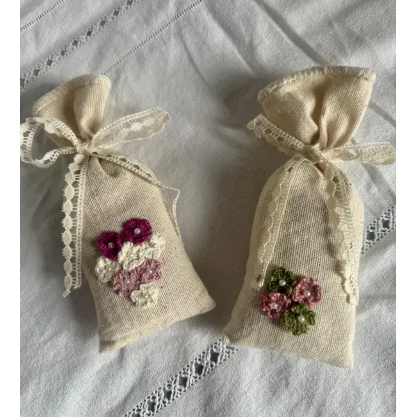 ** sachet de lavande fleuri chic ** dentelle, fleurs, perles