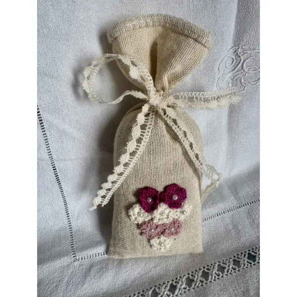 ** sachet de lavande fleuri chic ** dentelle, fleurs, perles