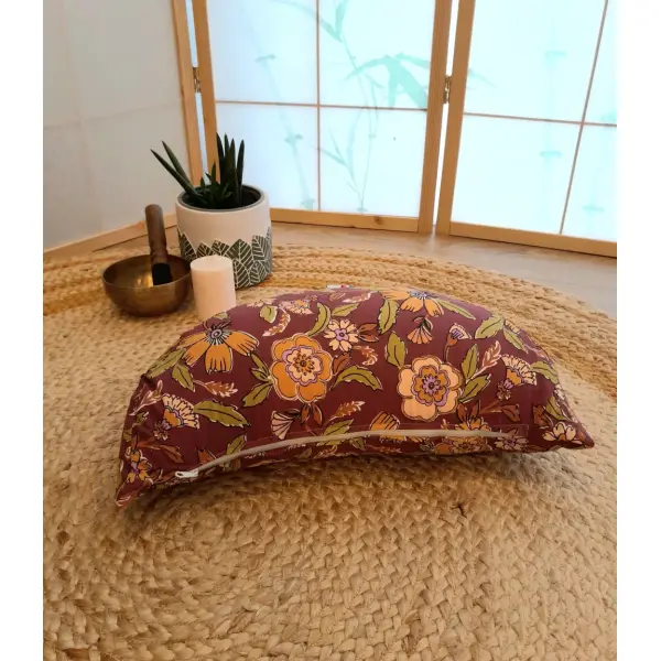 Coussin de méditation demi lune pour méditer se poser partager motif indien rouge