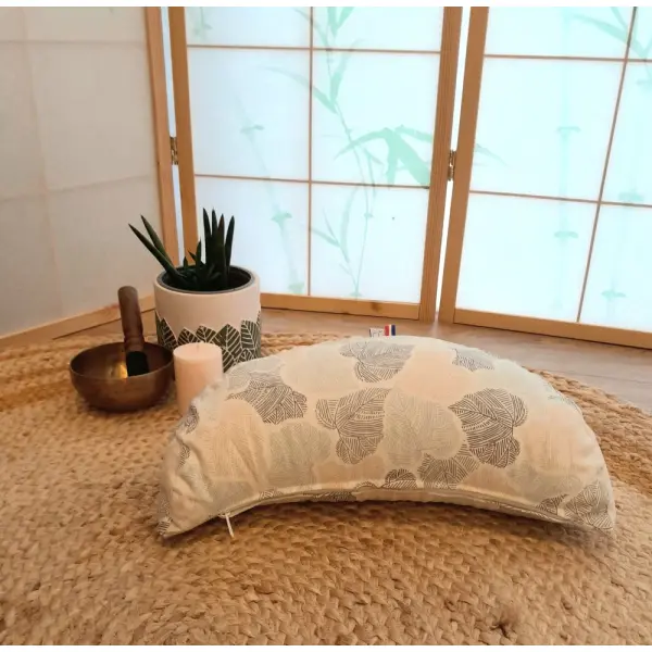 Coussin de méditation demi lune pour méditer se poser partager motif feuillage ecru
