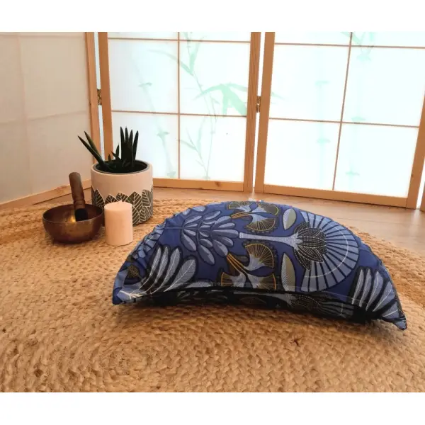 Coussin de méditation demi lune pour méditer se poser partager motif dattier bleu