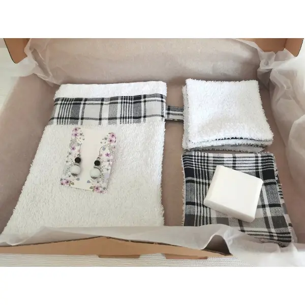 Box gant de toilette et 8 lingettes couleur noire et blanche