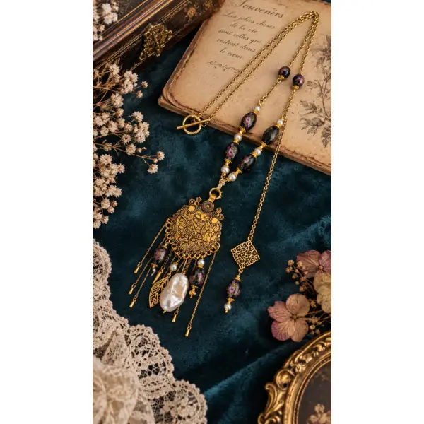 Collier femme grand médaillon plastron ouvragé décor floral baroque grande perle culture eau douce blanche perle noire fleurie