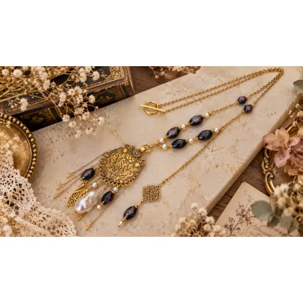 Collier femme grand médaillon plastron ouvragé décor floral baroque grande perle culture eau douce blanche perle noire fleurie