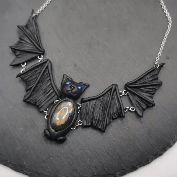 Collier articulé chauve souris, collier plastron en labradorite, bijou unique et gothique - halloween