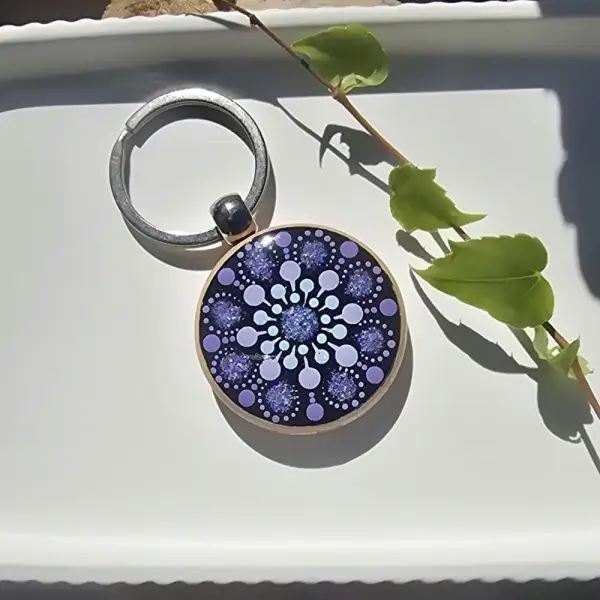 Porte-clés rond mandala peint recto verso violet pailleté