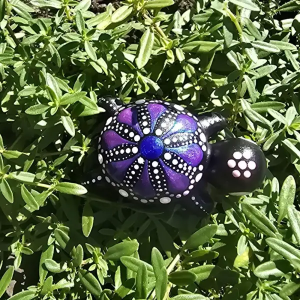 Petite tortue décorative – mandala violet iridescent et rose - peint à la main