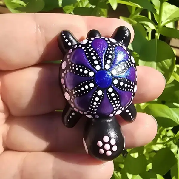 Petite tortue décorative – mandala violet iridescent et rose - peint à la main