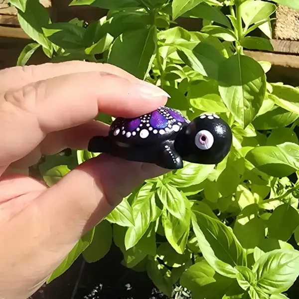 Petite tortue décorative – mandala violet iridescent et rose - peint à la main
