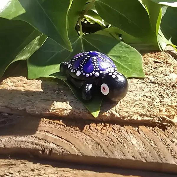 Petite tortue décorative – mandala violet iridescent et rose - peint à la main