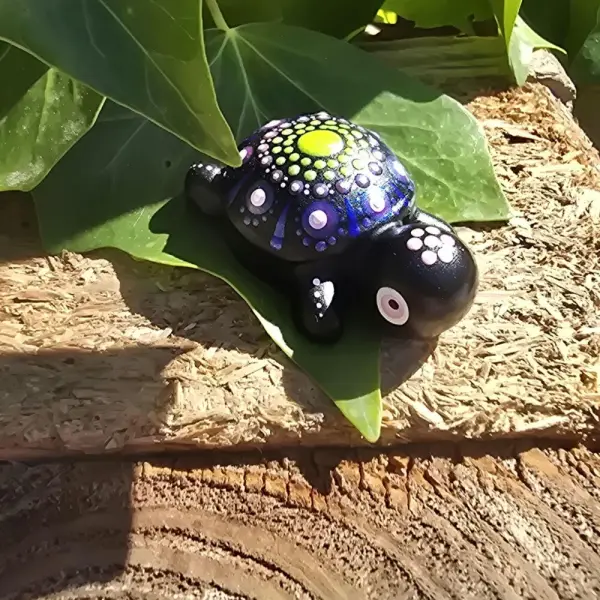 Petite tortue décorative – mandala vert et violet pailleté - peint à la main