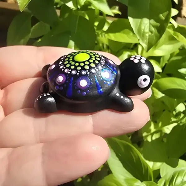 Petite tortue décorative – mandala vert et violet pailleté - peint à la main