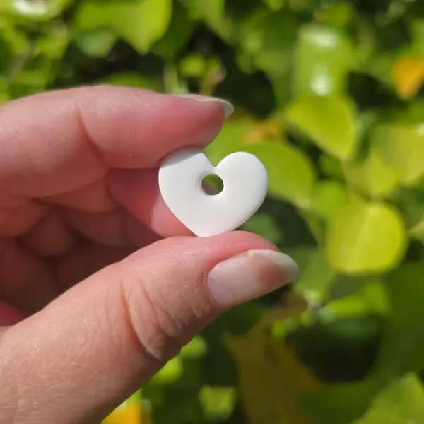 Pampilles blanches cœur ou fleur en argile polymère – fait main