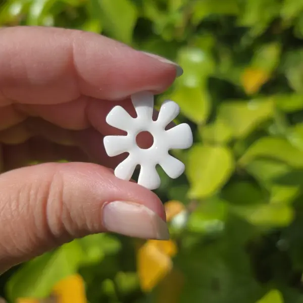 Pampilles blanches cœur ou fleur en argile polymère – fait main