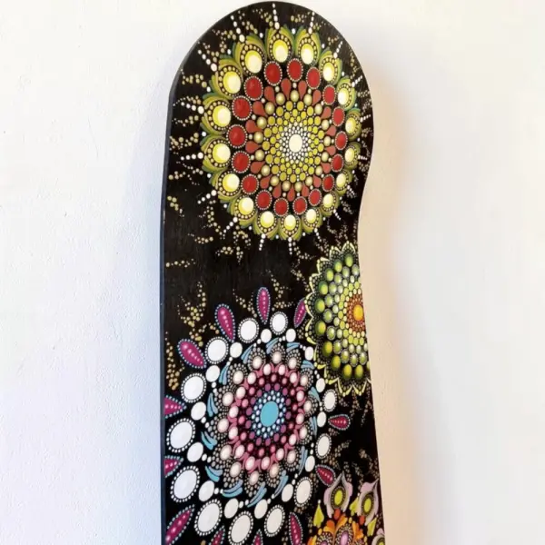 Skateboard décoratif mandala – peint à la main en dot painting – pièce unique
