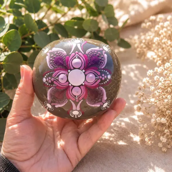 Pomme décorative mandala rose, fuchsia & violet – peinte à la main