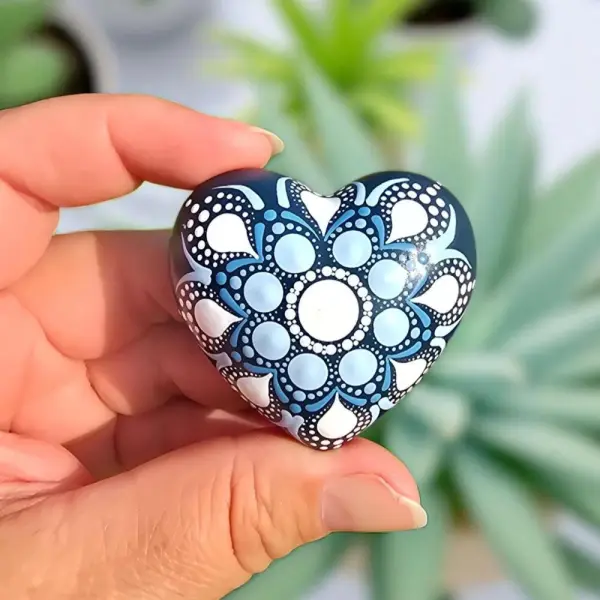 Petite pierre cœur mandala bleu & blanc – peinte à la main