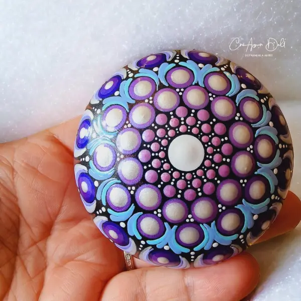 Pierre de méditation mandala mauve, rose & bleu – peinte à la main