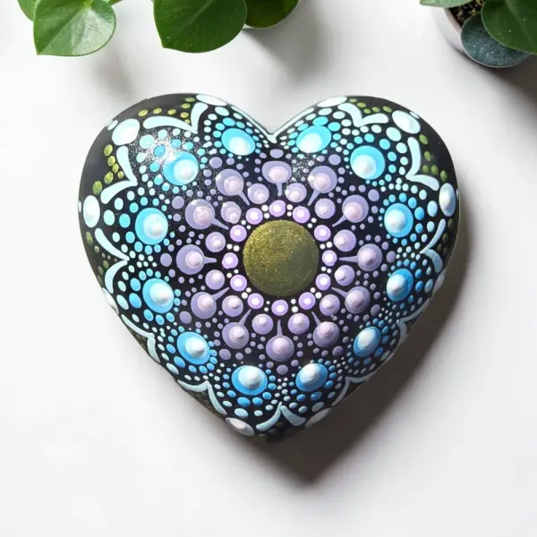 Petite pierre cœur mandala bronze, mauve & bleu – peinte à la main