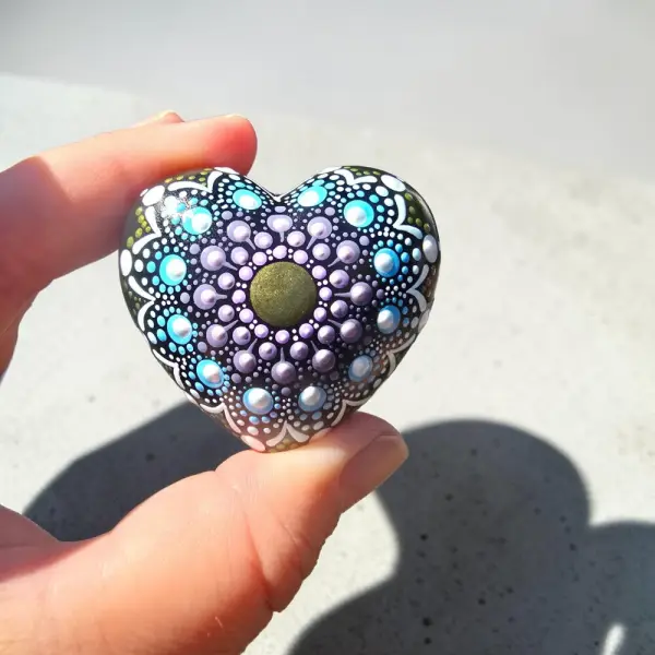 Petite pierre cœur mandala bronze, mauve & bleu – peinte à la main