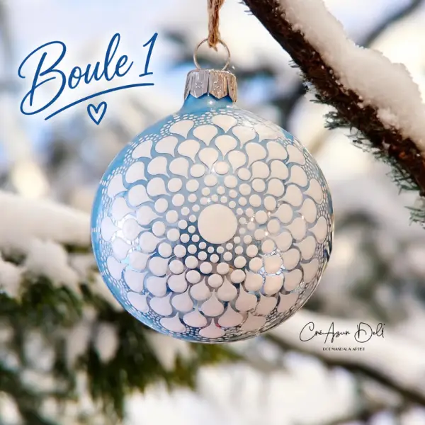 Boule de noël en verre bleu ciel – mandala blanc peint à la main