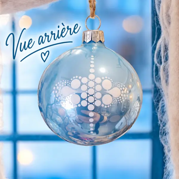 Boule de noël en verre bleu ciel – mandala blanc peint à la main