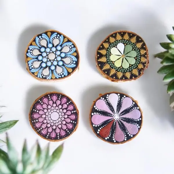 Magnet mandala en bois – peint à la main en dot painting