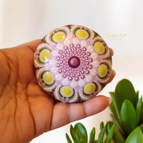 Pierre de méditation mandala rose, fuchsia & vert – peinte à la main