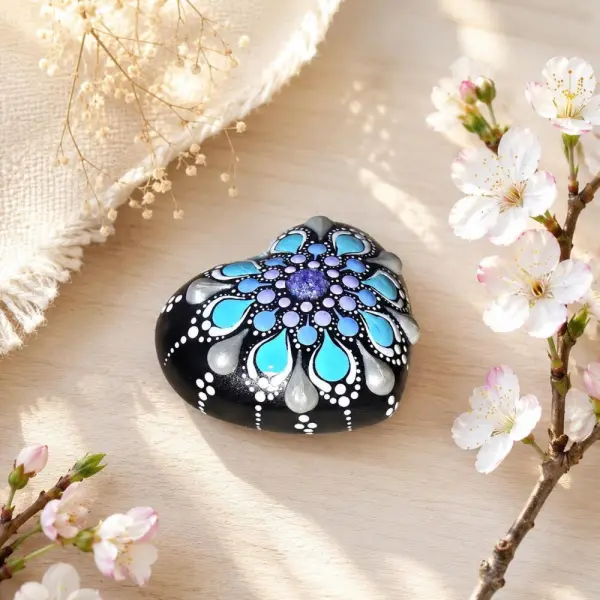Petite pierre cœur mandala violet pailleté & bleu – peinte à la main