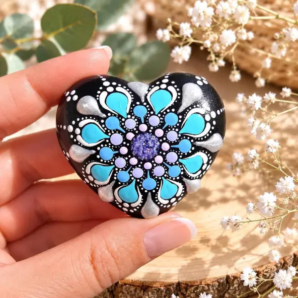 Petite pierre cœur mandala violet pailleté & bleu – peinte à la main