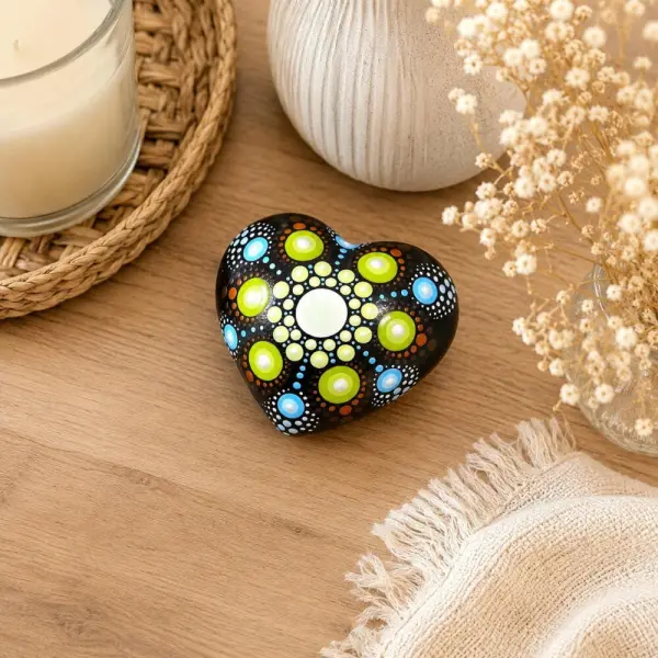Petite pierre cœur mandala vert & bleu – peinte à la main