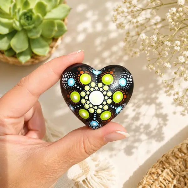 Petite pierre cœur mandala vert & bleu – peinte à la main