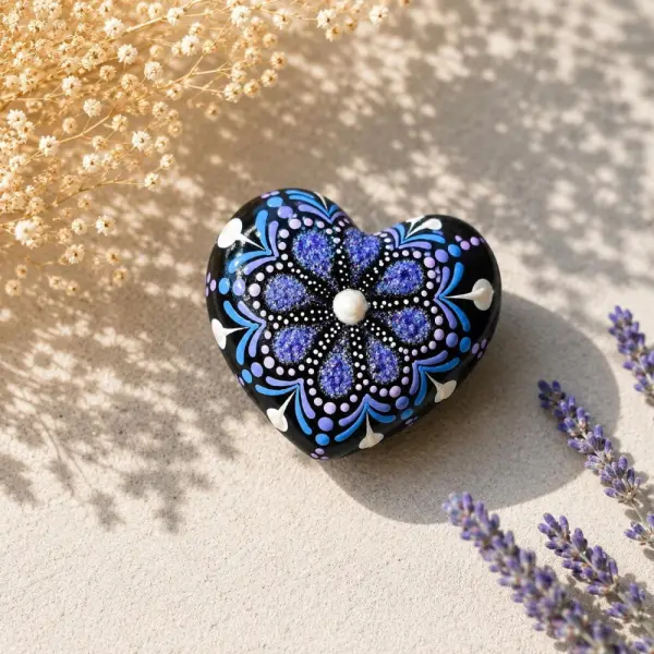 Petit cœur mandala violet pailleté & blanc nacré – peint à la main