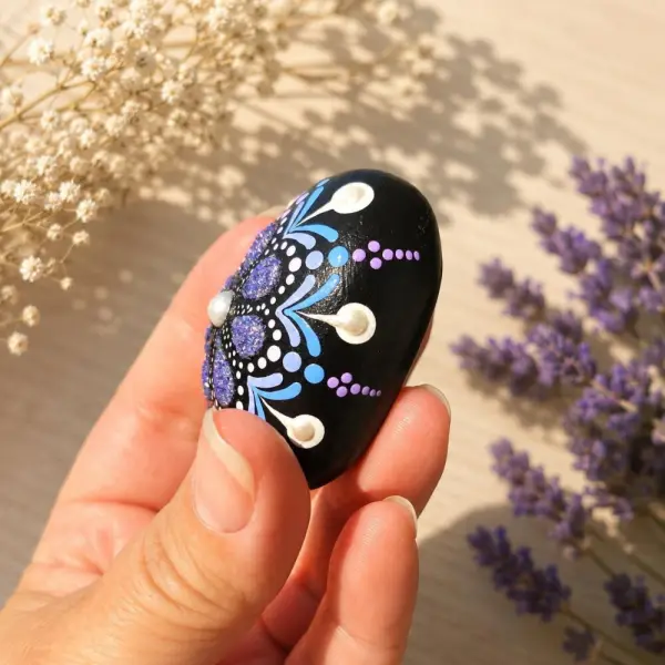 Petit cœur mandala violet pailleté & blanc nacré – peint à la main