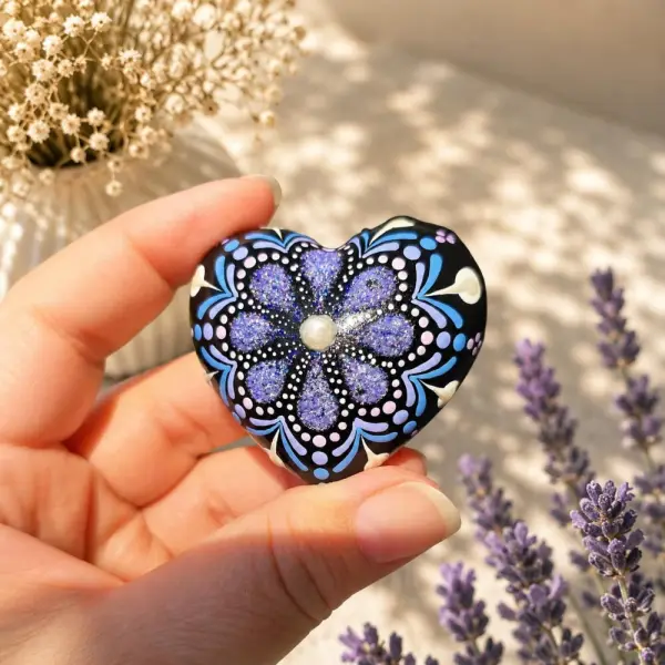 Petit cœur mandala violet pailleté & blanc nacré – peint à la main