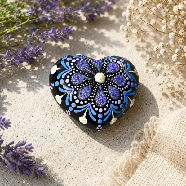 Petit cœur mandala violet pailleté & blanc nacré – peint à la main