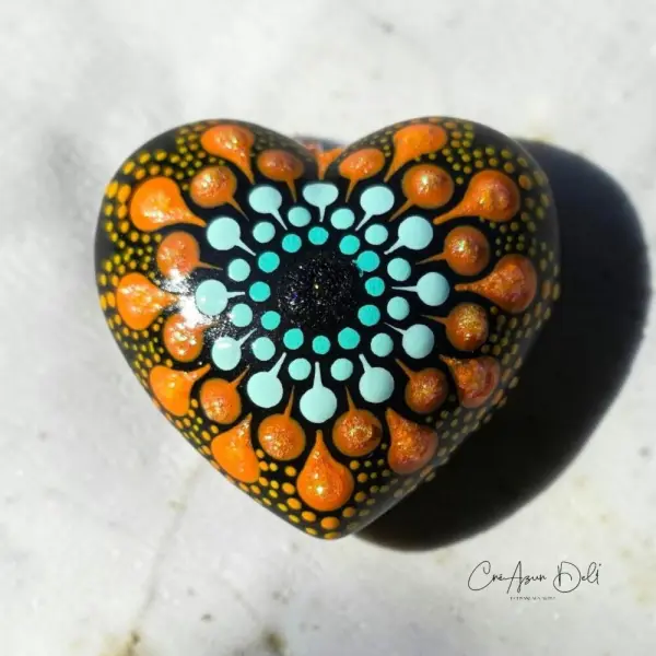 Petit cœur mandala vert d’eau & orange – peint à la main