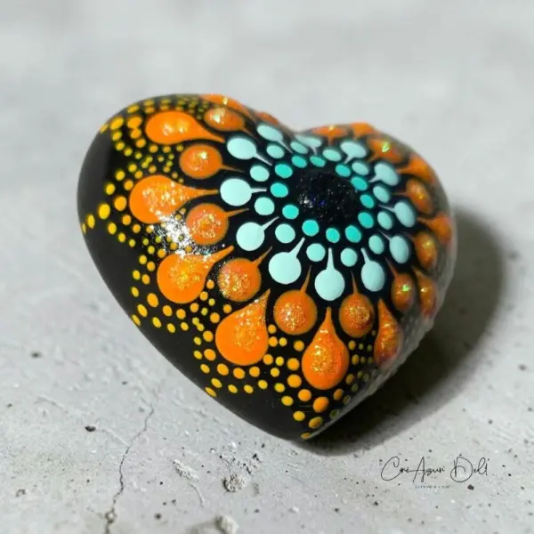 Petit cœur mandala vert d’eau & orange – peint à la main