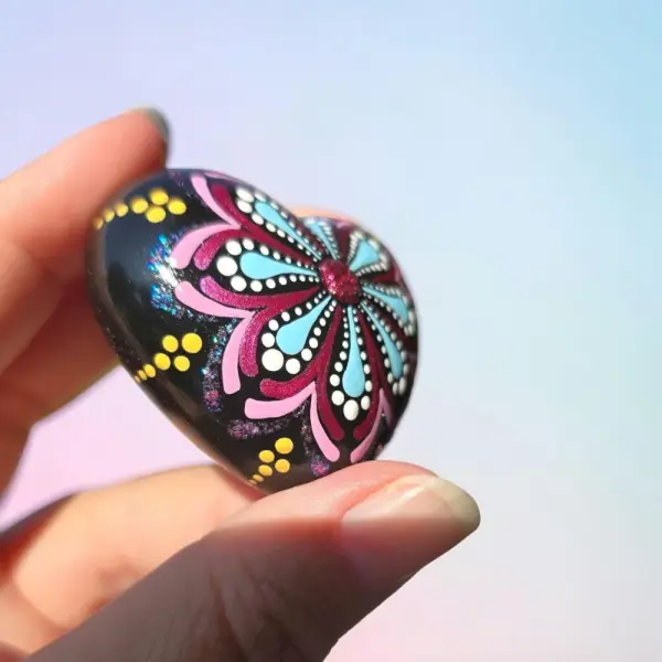 Petit cœur mandala bleu, fuchsia & orange – peint à la main