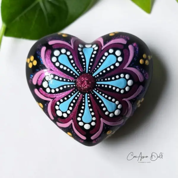 Petit cœur mandala bleu, fuchsia & orange – peint à la main