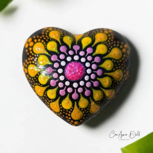 Petit cœur mandala orange & rose métallisé – peint à la main