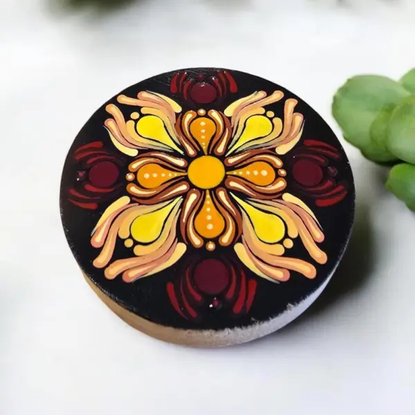 Décapsuleur aimanté en bambou – mandala jaune, orange & bordeaux peint à la main