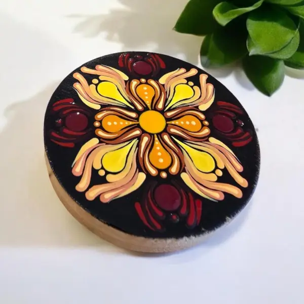 Décapsuleur aimanté en bambou – mandala jaune, orange & bordeaux peint à la main