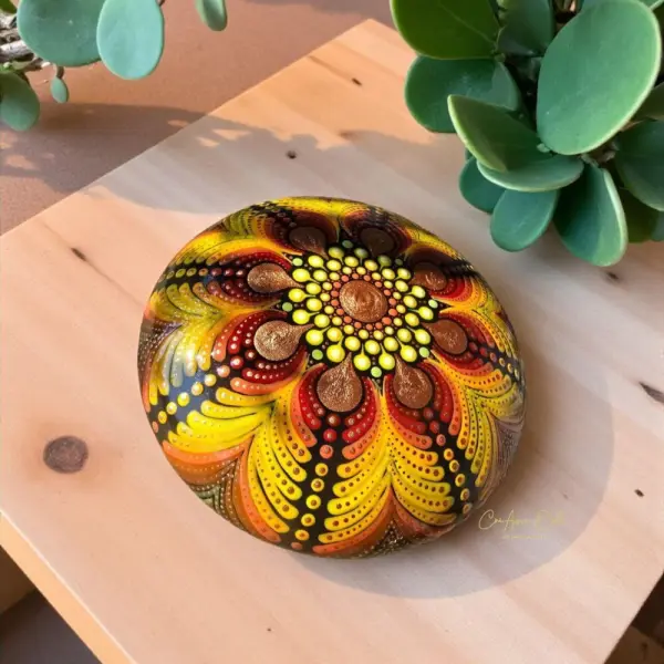 Pierre mandala orange, jaune, vert & cuivré – peinte à la main