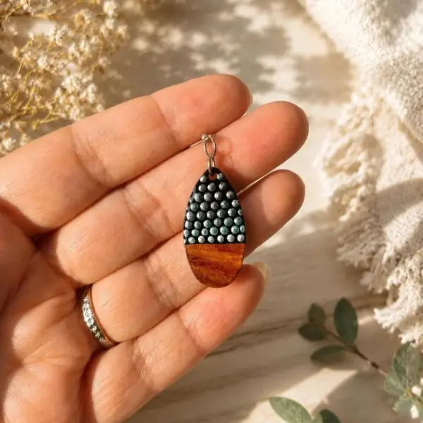 Boucles d’oreilles gouttes en bois – bleu métallisé peint à la main