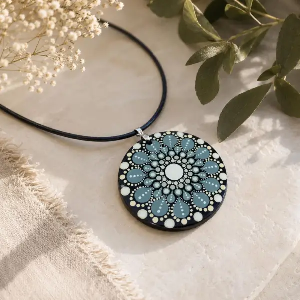 Collier mandala vert en bois – pendentif 5 cm peint à la main
