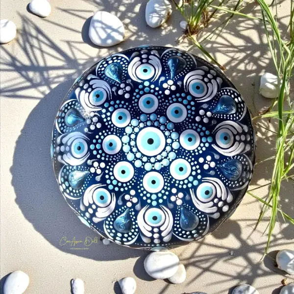 Pierre de méditation mandala bleu & blanc – inspiration œil protecteur – peinte à la main