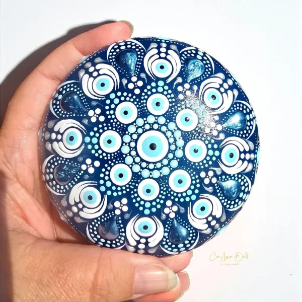 Pierre de méditation mandala bleu & blanc – inspiration œil protecteur – peinte à la main