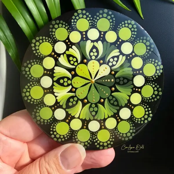 Dessous de verre mandala vert & doré – peint à la main