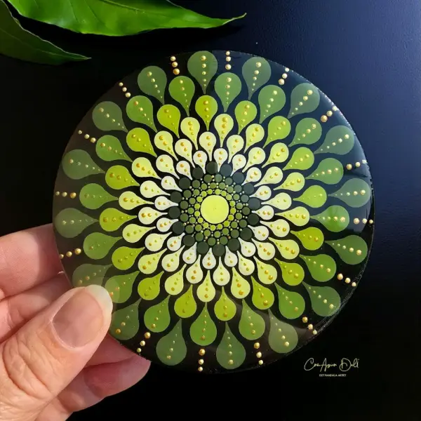 Dessous de verre mandala vert & doré – peint à la main